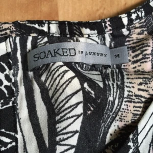  - Fin blus /tröja ifrån Soaked in Luxury 