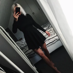  - SÅ SNYGG skaterdress från Nelly, tjockt material med bra kvalité. Öppen rygg och turtleneck, säljer den för att den tyvärr är lite liten för mig. 150kr + frakt 🌸