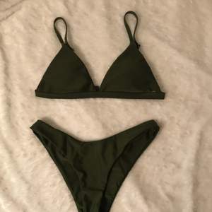 En mörkgrön bikini med justerbara axelband i strl M men passar nog även S. Aldrig använd då den är för liten för mig. 100kr + frakt på 39kr!