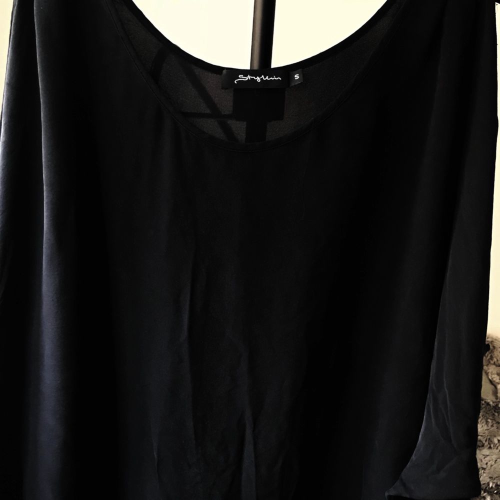 Mörkgrå/svart blus med öppna ärmar i bra skick. 100% silke.. Blusar.