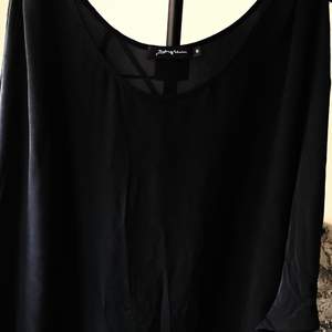 Mörkgrå/svart blus med öppna ärmar i bra skick. 100% silke.