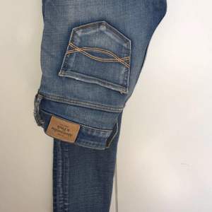Superfina Abercrombie jeans, tyvärr blivit för små för mig:/ Har en slitning ( se sista bild )! Därav priset! Skriv för bättre bilder!