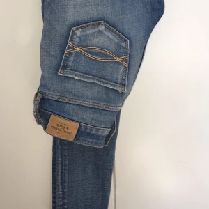  - Superfina Abercrombie jeans, tyvärr blivit för små för mig:/ Har en slitning ( se sista bild )! Därav priset! Skriv för bättre bilder!