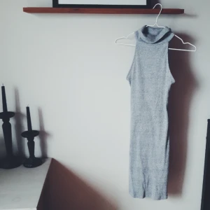  - Jättefin poloklänning i stickad kvalité, mjuk och skön. Ljusgrå.   150kr med frakt.