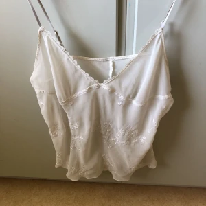  - Söt vit topp som är genomskinlig