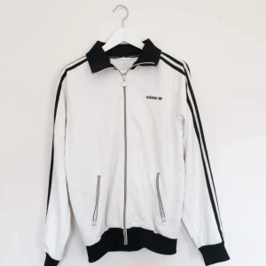  - Adidas tjocktröja svartvit size Medium