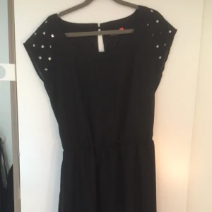  - Fin svart klänning med nitar på ärmarna