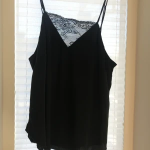  - Svart linne med spagetti straps, spets i fram. I stl 44 vilket motsvarar XL / L, jag är inte en XL, men jag kan använda den, är en M ca!  Från H&M 😃 Köpare står för frakt 