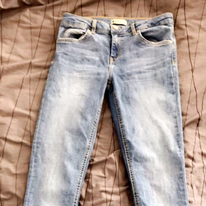  - Ett par blå jeans från Gina tricot i modellen Mika. Super fina och väldigt sköna!👍🏻