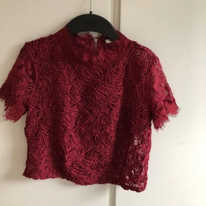  - Jag säljer denna jättefina blusen. Jag har använt den ett fåtal gånger. Anledningen till att jag säljer den är för att den är för liten och för att jag inte använder den längre. Betalningen sker via swish och köparen står för frakt!!❤️