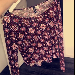  - Tröja från H&M! Storlek S.  Tjej bosatt i Västerås. DM:a vid intresse! Pris kan diskuteras. Inga byten. Köparen står för eventuella fraktkostnader. 😃 tar swish & kontanter. 💸