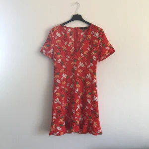  - Drömmig sommarklänning från Missguided 🌸 så snygg passform med jättefin volang nertill.  Endast använd en gång! 