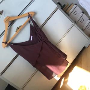  - Vinrött omlottlinne från Wera Stockholm 🍇 använt en gång, lite för liten för mig tyvärr. Tunt fint skirt tyg! 