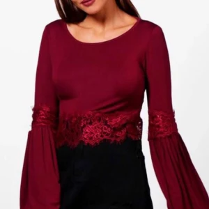  - Kroppad topp med långa och öppna ärmar. Helt oanvänd 