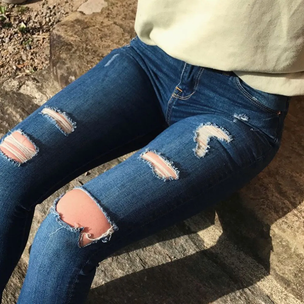 Håliga jeans från Lager 157. Modell Skinny. De är i mycket fint skick, endast använda vid ett par tillfällen ✨. Jeans & Byxor.