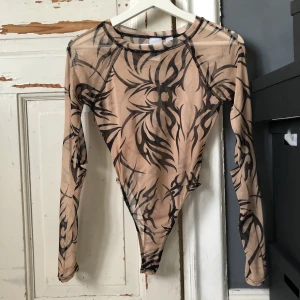 Tribal🪐 - Mesh body med tribals!! Den har ”öppningar” vid armbågen vilket ger en cool effekt⚡️ frakt tillkommer ❄️