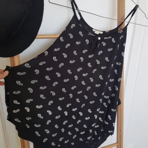 Härligt luftigt linne - Klippt från en t-shirt. Luftig och härlig på sommaren. Frakt ingår! :) storleken är XL men jag tycker den är härlig som oversize :)