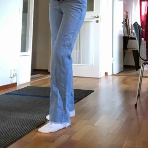  - Superfina ”pastell”-blåa jeans köpta på wasteland. Tyvärr har dragkedjan gått sönder (därav priset) men man kan lämna in de till någon sömmerska som kan fixa det :) 