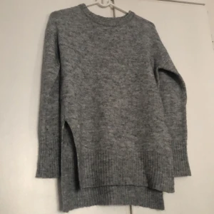 Tröja - Mysig och tjock tröja som är väldigt ny och oanvänd.