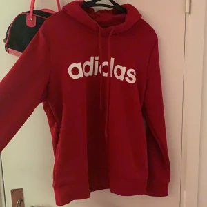 adidas - röd hoodie från adidas, strl L men mer som en M enligt mig 