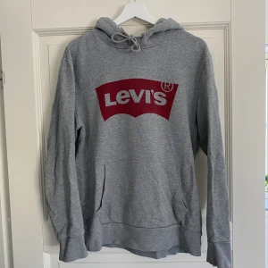 Grå Levis Hoodie  - Skit snygg Levis Hoodie i bra skick + kontakta för fler frågor:)
