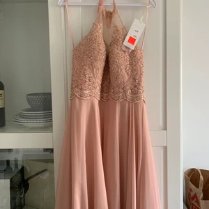 Balklänning från dressroomlinne - Balklänning från @dressroomlinne , helt ny. Bara provad. Strl M. Köptes för 2800, säljer för 1200kr.