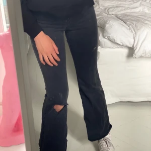 Svarta jeans - Säljer mina svarta bershka jeans💕 jätte skön passform, för mer info skriv privat🥰