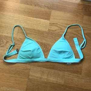 Söt turkos bikinitopp - Superfin bikinitopp från hollister. Använd fåtal gånger, säljer pga. för liten för mig. Justerbara axelband och lite justerbart runt om också. Köparen står för frakten!🌸