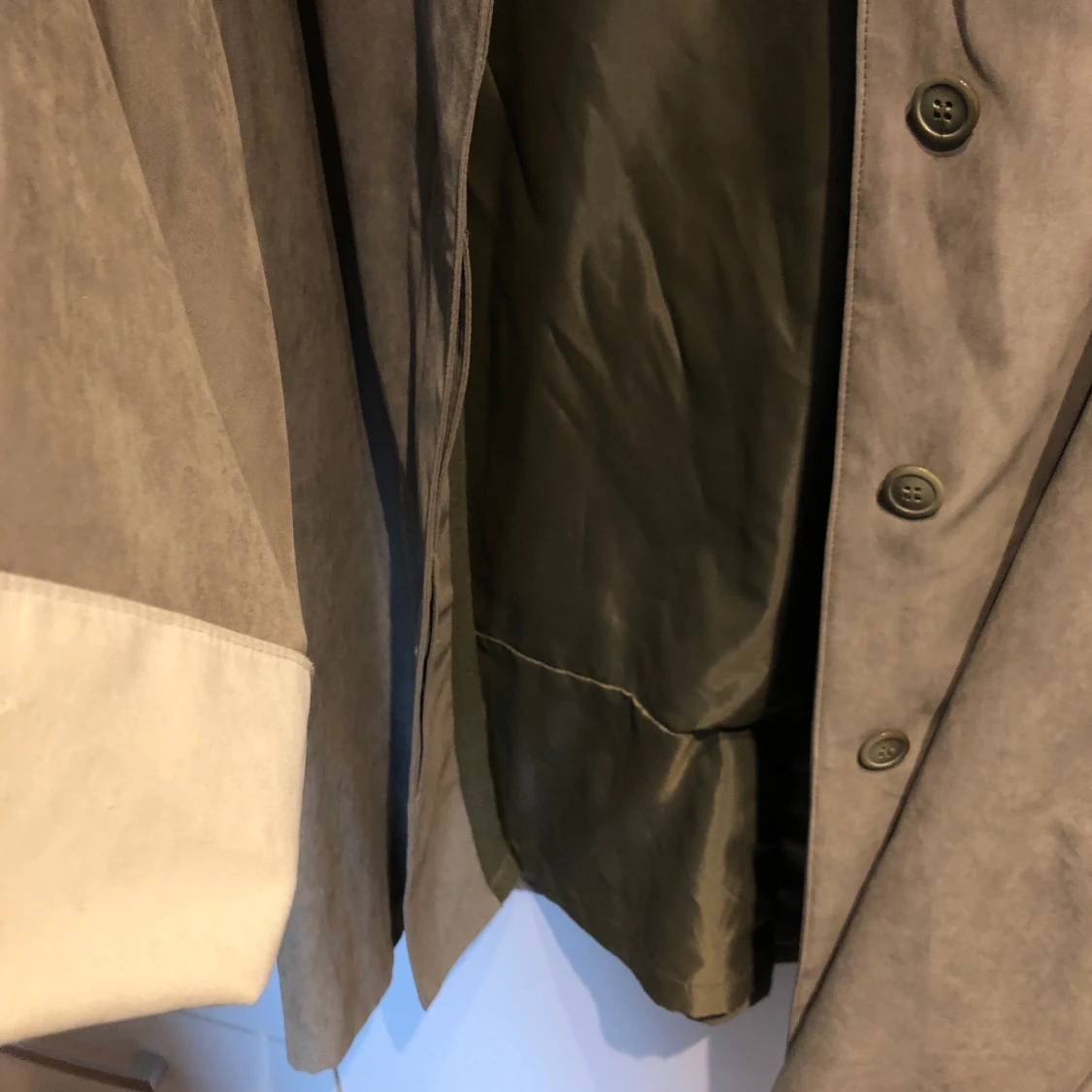 Trenchcoat i fakemokka - 90