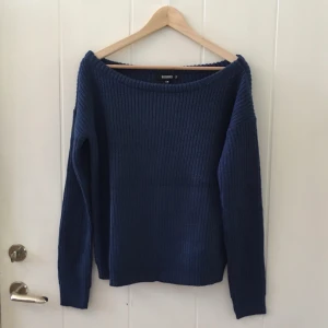 Tröja - Superfin, stickad lite mörkare blå tröja💙 Off-shoulder & oanvänd
