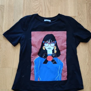 Zara T-shirt - Snygg t-shirt ifrån Zara som jag inte får använt längre. Nice print på framsidan, tyvärr har den blivit lite blekt på höger sida. Men fortfarande en super cool t-shirt. Fraktar gärna om så önskas☺️