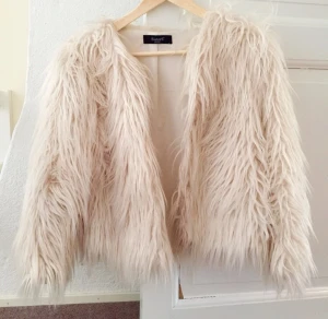  - Fakefur i puderrosa. Förvånansvärt varm och skulle säga att den absolut funkar hela vintern med en lite varmare 
tröja under.