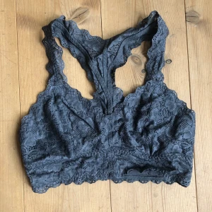 Bralette  - Skön och fin mörkgrå spets bralette, utan vaddering.