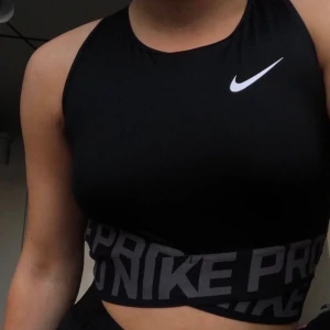 Snygg nike träningstop - Pris kan diskuteras! Storlek M, säljer pga den var lite för stor för mig då jag vill att den ska sitta verkligen JÄTTETIGHT! (Inte jag på bilden)