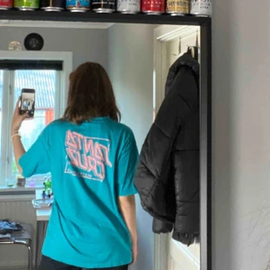  - En as fet T-shirt från santa cruz i strlk XL, säljer då den tyvärr inte kommit till användning :/  frakt tillkommer, kan möjligtvis mötas upp i Gbg <3