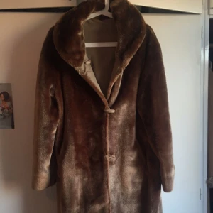  - Guld/brun fejk-päls med krage. Prassligt innetyg. Storleken varierar beroende på hur du vill att den ska sitta! 60kr + frakt 📦