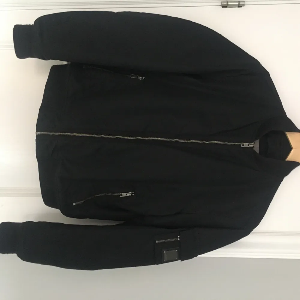 Calvin Klein Bomberjacket, storlek S, använd fåtal gånger (bra skick). Säljer pga passar inte riktigt mig. 500kr . Takit.