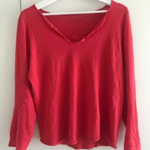 Zadig & Voltaire tröja - Röd långärmad Zadig tröja i superskönt material. Dödskalle på ryggen, samt zadigdetalj på armen. Lappen på insidan är avklippt, men skulle säga att tröjan passar en S. Nypris: 1000kr