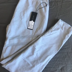 Ett par tights i strl Medium  - Helt nya tight i strl medium som jag säljer till någon som har användning för dom, super skönt material. 