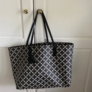 Marlene Birger väska - Så fin Marlene Birger väska, köpt för 2.299 kr för ungefär 1,5 år sen. Lite sliten i banden men inget som jag själv stört mig på, 500 kr + frakt
