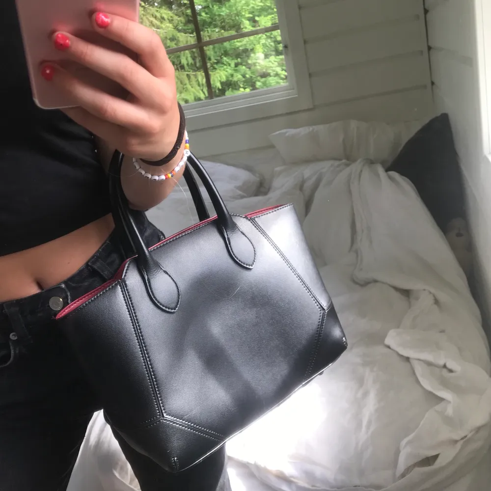 Säljer min svarta väska från zara! Det är en rymlig väska som passar perfekt nu till sommaren men även när skolan startar igen. Köparen står för frakt! 💖. Accessoarer.