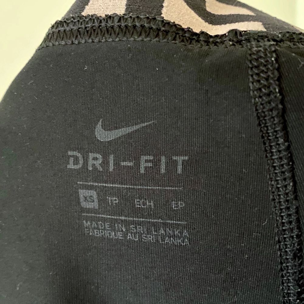 Jättesnygga tights från Nike, av modellen intertwist/crossover. Säljes pga tyvärr blivit för små för mig i midjan (är en storlek S). Sparsamt använda ca 8 gånger, köptes för ca 300kr och jag säljer för 70kr (kan diskuteras). Köparen står för frakt😇. Jeans & Byxor.