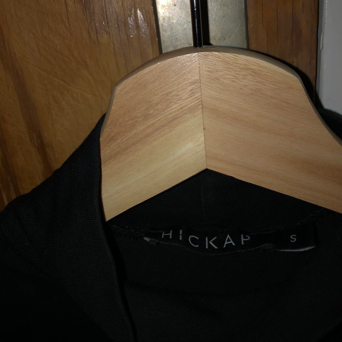 Tight svart klänning hickap - 90