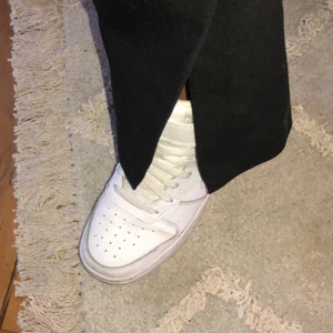 Zara byxor - Svarta kostymbyxor med slits från zara. Dom är vida från knäna och nedåt men tighta runt rumpa och lår vilket gör att dom sitter väldigt fint. Det är kostym fake fickor på bakdelen och en rund metallknapp och dragkedja fram. Bra skick. Nypris 400. 