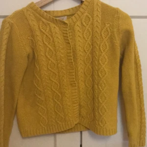Gul, stickad kofta strl 134/140, 146/152 - Har används hyfsat många gånger, men är i väldigt bra skick. Det finns 2 st (40 kr st). Den ena är strl 134/140 och den andra 146/152.