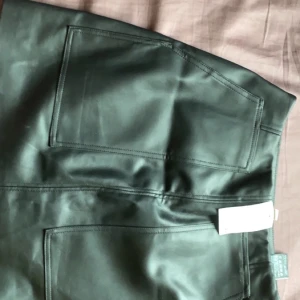 Kjol från Hm - En kjol från hm (läder imitation) i storlek M. Aldrig använd och prislappen är kvar. 