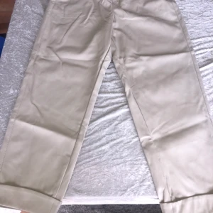 River Island byxor, storlek 40 - Går till under min vad. Lätt att justera i midjan me hjälp av knappar och skärpöglor. Skinn material. Aldrig använda och prislapp kvar. Trivdes inte i byxorna. Frakt: 60 kr