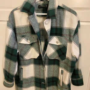 Rutig jacka - Denna fina jackan som jag nu ska sälja! Storlek 36, köptes för 799 kr på chiquelle. Mitt pris 200 kr + frakt. Använd fåtal gånger pga inte min stil