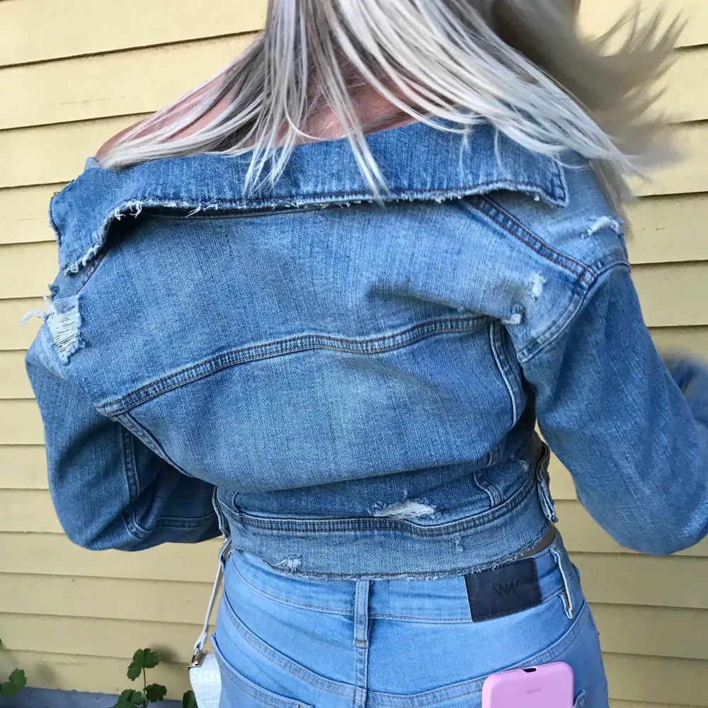 Jeans jacka med slitningar från zara då den tyvärr inte kommer till användning. Använd få gånger, som ny. Nypris 499, säljer för 200, frakt ingår ej🦋. Jackor.