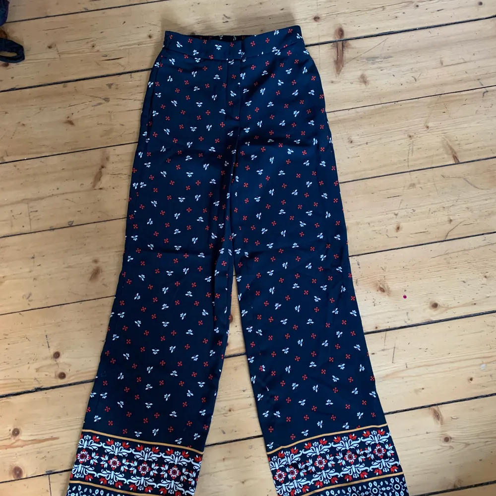 Super coola byxor från Hm med mönster, använd cirka 1 gång och säljer för dom är för långa, jag är 152, de är i fint skick och frakt tillkommer . Jeans & Byxor.